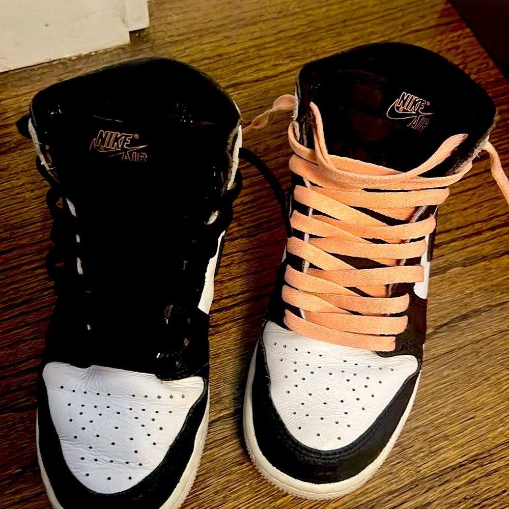 Jordan 1 Bleached Coral size 4 (grade school)no box included